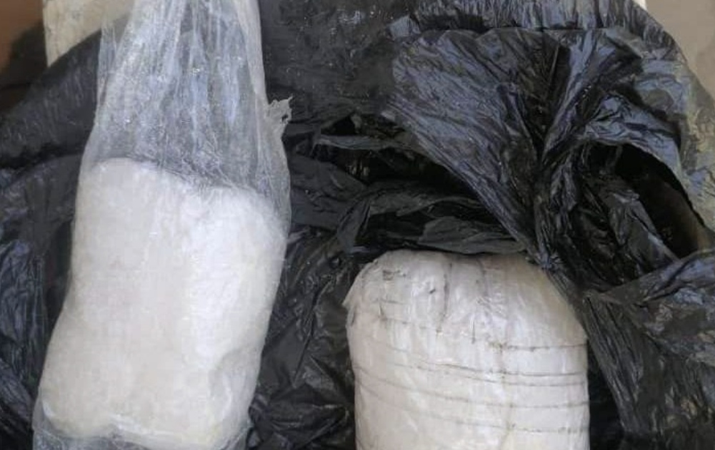 انجاز شرطي.. ضبط اجنبي بحوزته كيس مخدر الكرستال